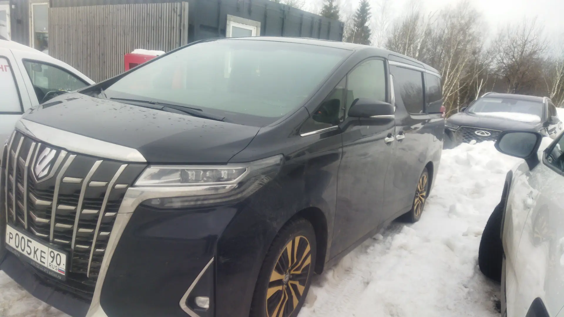 Toyota Alphard — фото 1